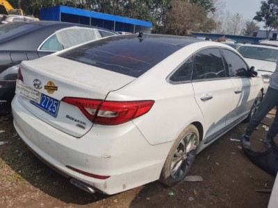年现代索纳塔小型车