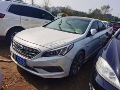 15年现代索纳塔小型车