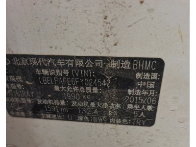 15年现代索纳塔小型车
