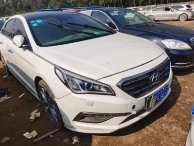 15年现代索纳塔小型车