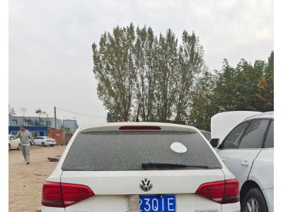 16年大众桑塔纳小型车