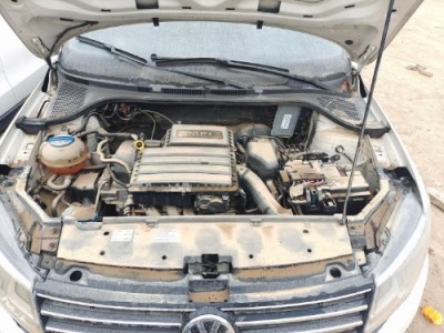 16年大众桑塔纳小型车