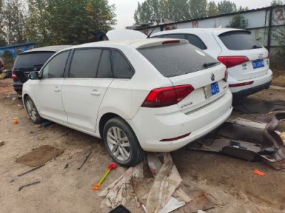 16年大众桑塔纳小型车