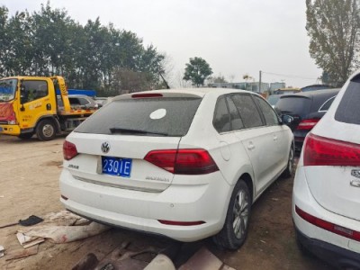 16年大众桑塔纳小型车