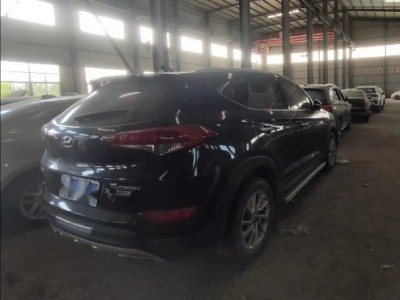 16年现代途胜小型车