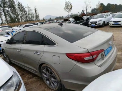 16年现代索纳塔小型车