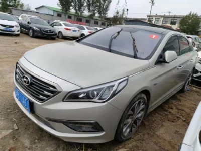 16年现代索纳塔小型车