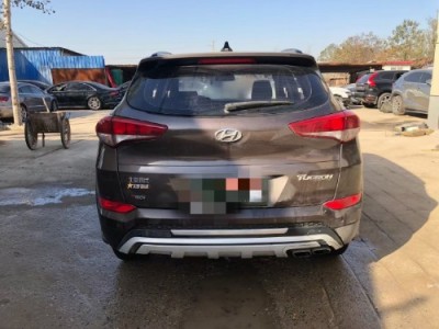 17年现代途胜小型车