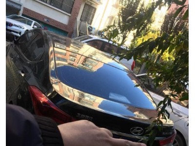 14年现代朗动中型车