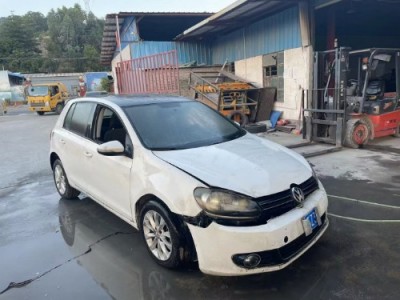 12年大众高尔夫小型车