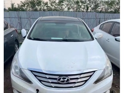 13年现代索纳塔小型车