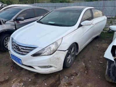 13年现代索纳塔小型车