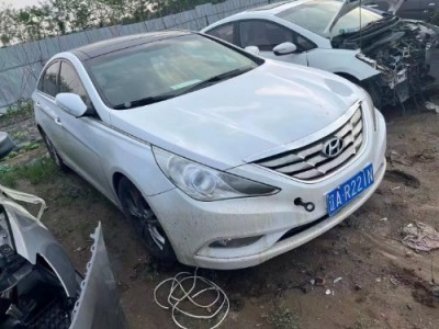 13年现代索纳塔小型车