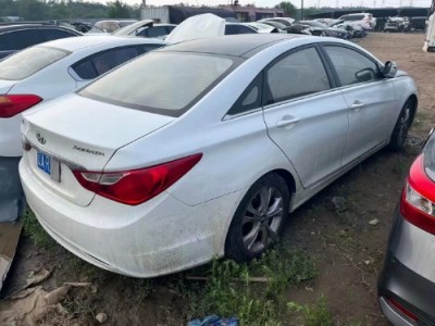 13年现代索纳塔小型车