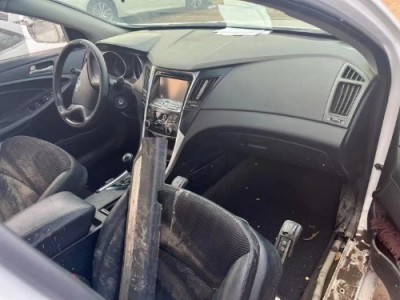 13年现代索纳塔小型车