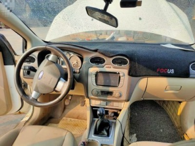 15年福特福克斯小型车
