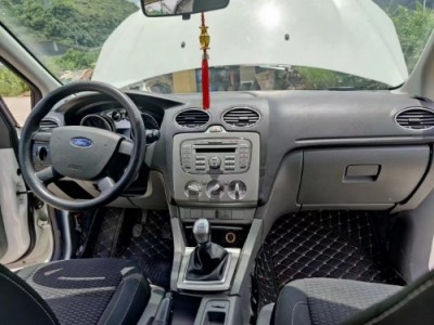 16年福特福克斯小型车