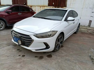 19年现代领动中型车