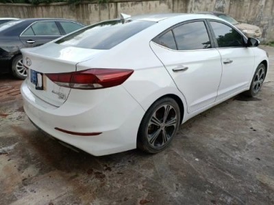 19年现代领动中型车