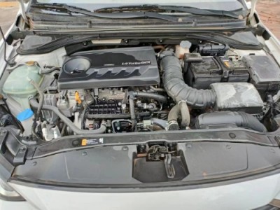 19年现代领动中型车