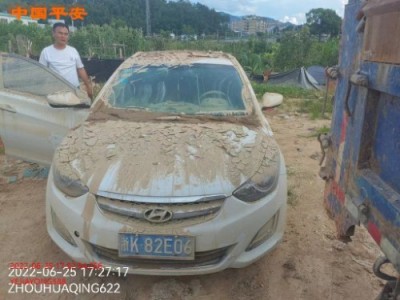 15年现代朗动中型车