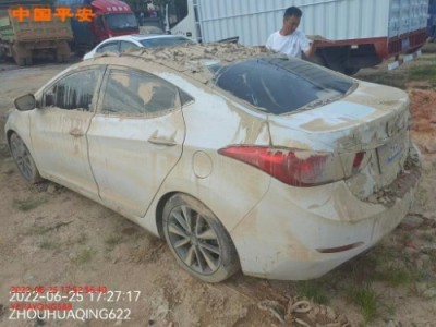 15年现代朗动中型车