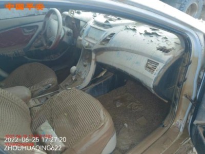 15年现代朗动中型车
