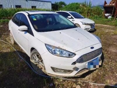17年福特福克斯小型车