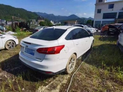 17年福特福克斯小型车