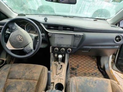17年丰田雷凌小型车