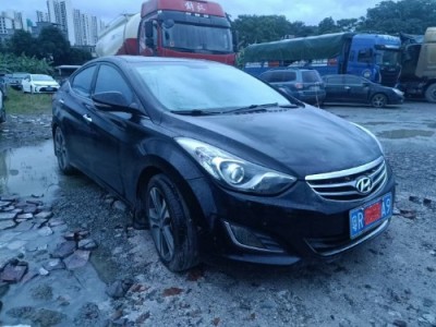 12年现代朗动小型车