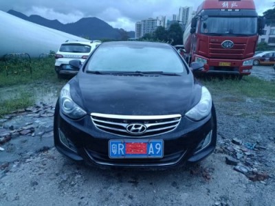 12年现代朗动小型车