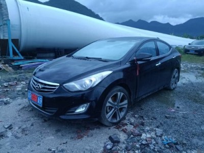 12年现代朗动小型车