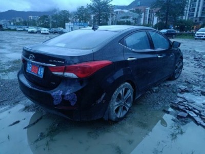 12年现代朗动小型车