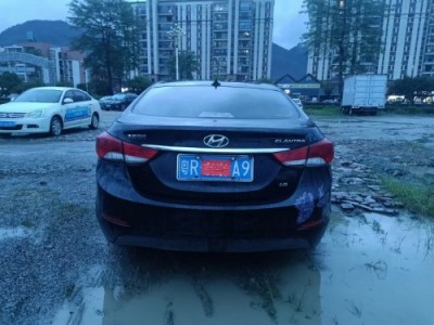 12年现代朗动小型车
