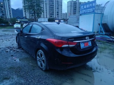 12年现代朗动小型车