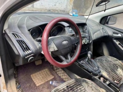 17年福特福克斯小型车