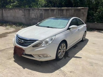 14年现代索纳塔小型车