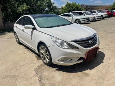 14年现代索纳塔小型车