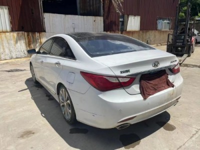 14年现代索纳塔小型车