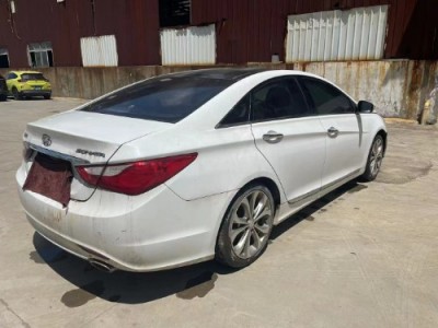 14年现代索纳塔小型车