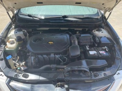 14年现代索纳塔小型车