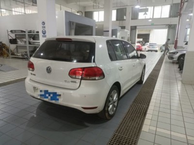 12年大众高尔夫小型车
