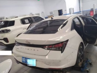 20年现代伊兰特小型车