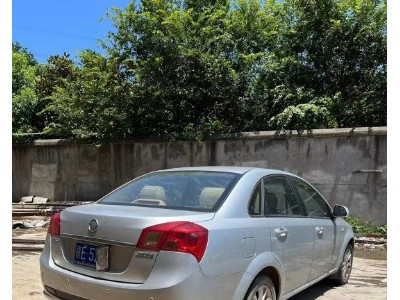 15年别克凯越小型车