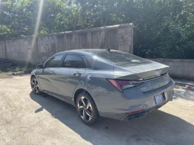 21年现代伊兰特小型车