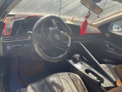 21年现代伊兰特小型车