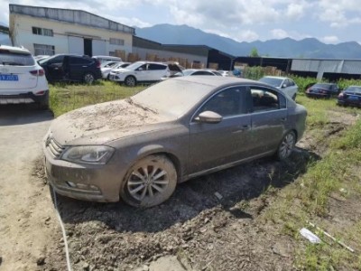 14年大众迈腾小型车