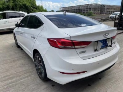 20年现代领动小型车