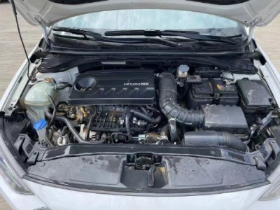20年现代领动小型车